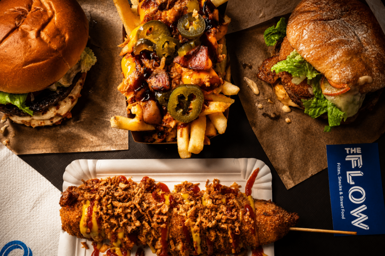 Pack shot signature THE FLOW avec burgers, loaded fries et corn dog